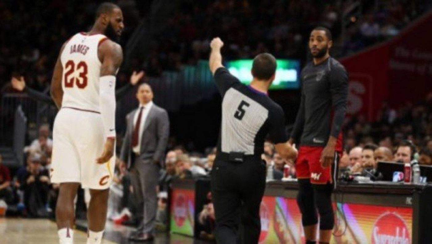 Πρώτη αποβολή του   Λεμπρόν Τζέιμς   στην καριέρα του!