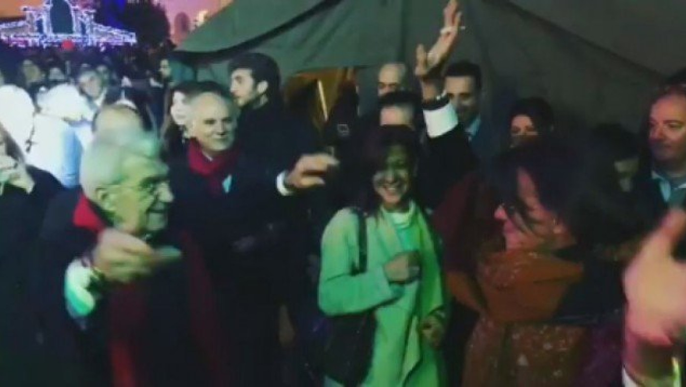 Ο χορός Μπουτάρη - Ψινάκη στο ρεβεγιόν στην Αριστοτέλους (ΒΙΝΤΕΟ)