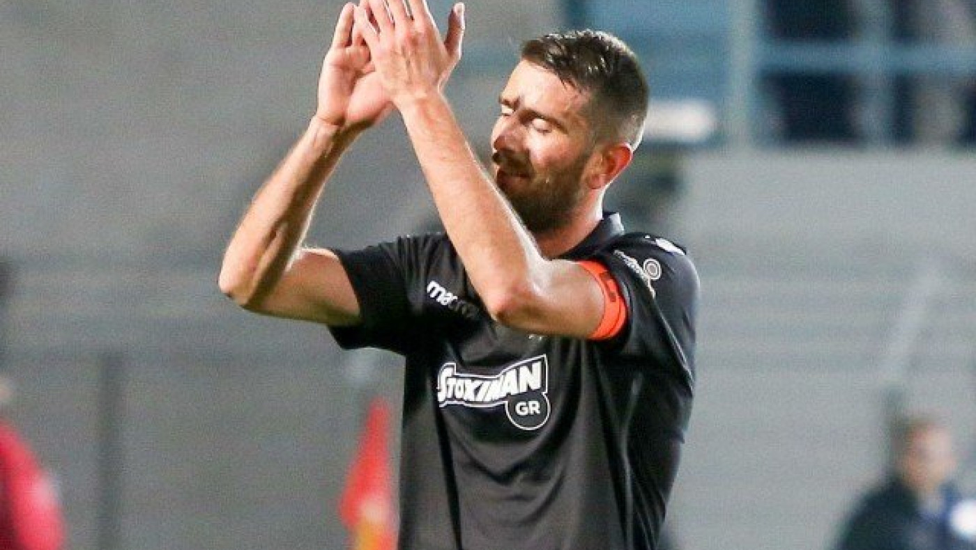 Της κακομοίρας: Καλά   που   σκοράρει   από     πίσω