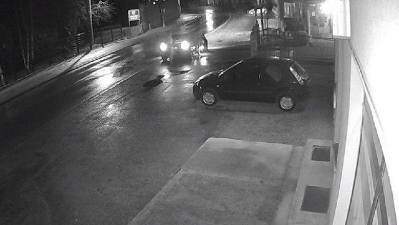 Παίκτες της Ραπίντ Βιέννης πετούν μπουκάλια σε τζαμί (video)