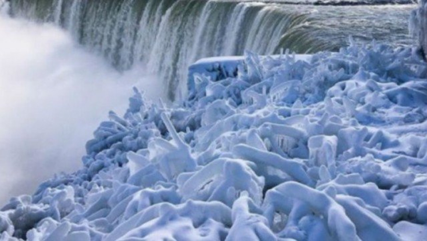 Πάγωσαν οι            καταρράκτες του Νιαγάρα (pics)