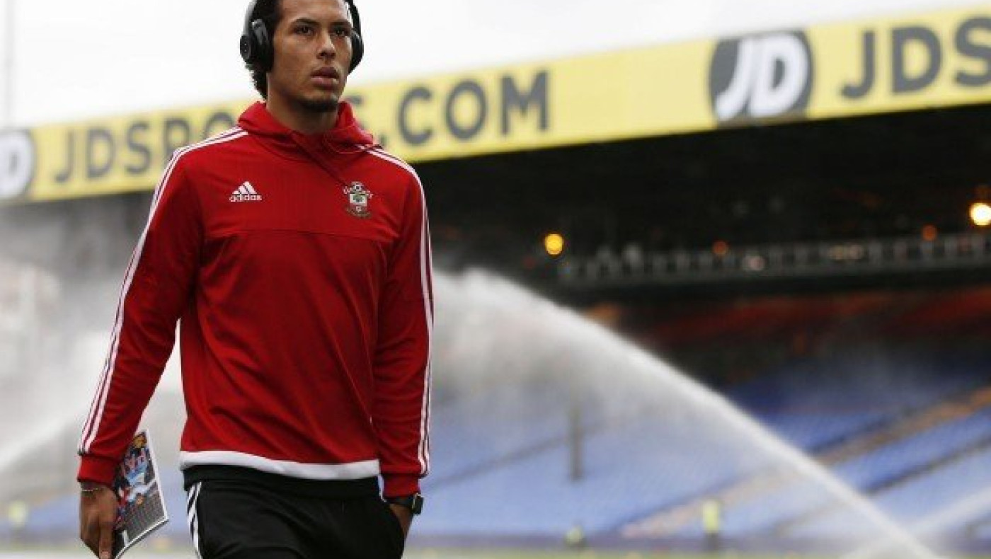 Γλυκοκοιτάζει                Φαν Ντάικ η Μπαρτσελόνα