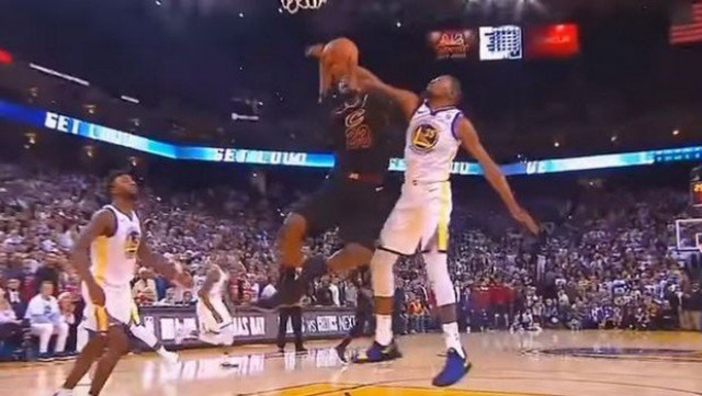 Τα δύο φάουλ που εξόργισαν τον Λεμπρόν Τζέιμς (video)