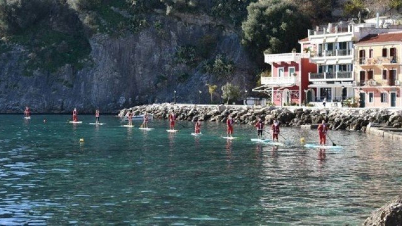 Με... σανίδα του σερφ κατέφτασε ο Άη Βασίλης στην Πάργα! (ΦΩΤΟ)