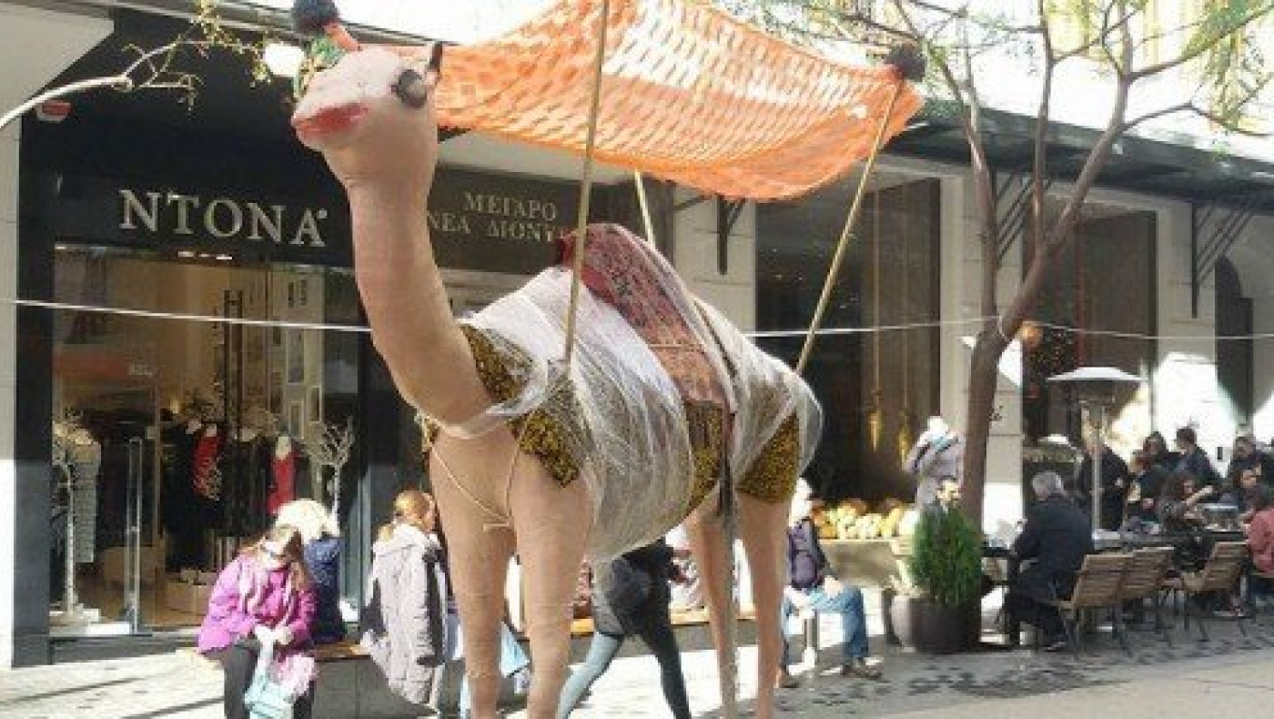Θεσ/νίκη: Τρεις καμήλες για καλό σκοπό στον πεζόδρομο της Αγίας Σοφίας