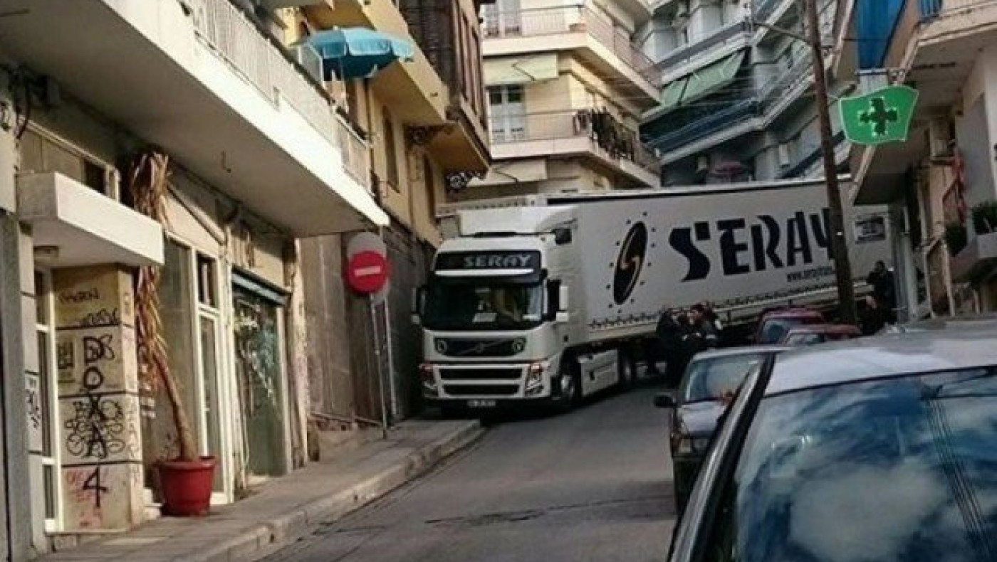 Νταλίκα σφήνωσε στα στενά της Άνω Πόλης για να... κόψει δρόμο! (ΦΩΤΟ)