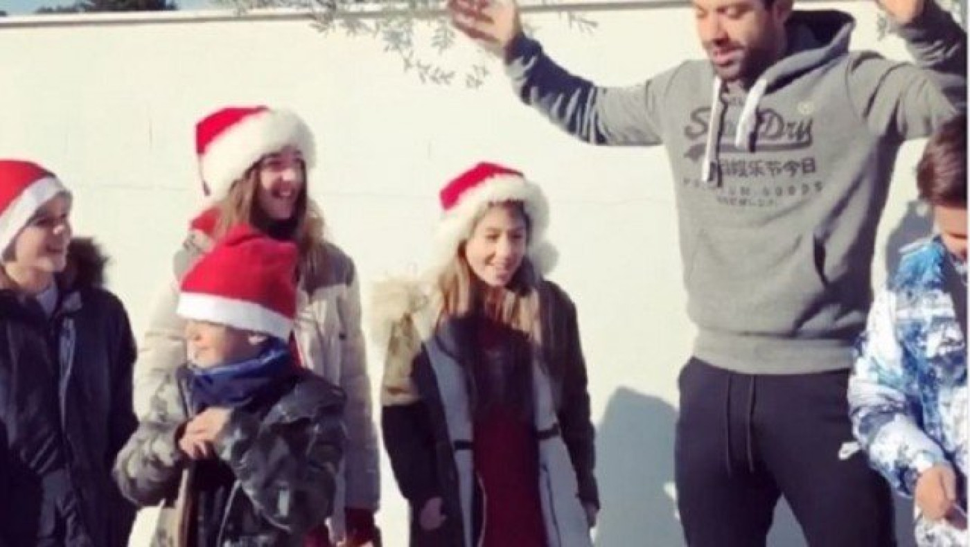 Ο Τανιμανίδης λέει τα κάλαντα με παιδιά στο σπίτι του στη Θεσσαλονίκη