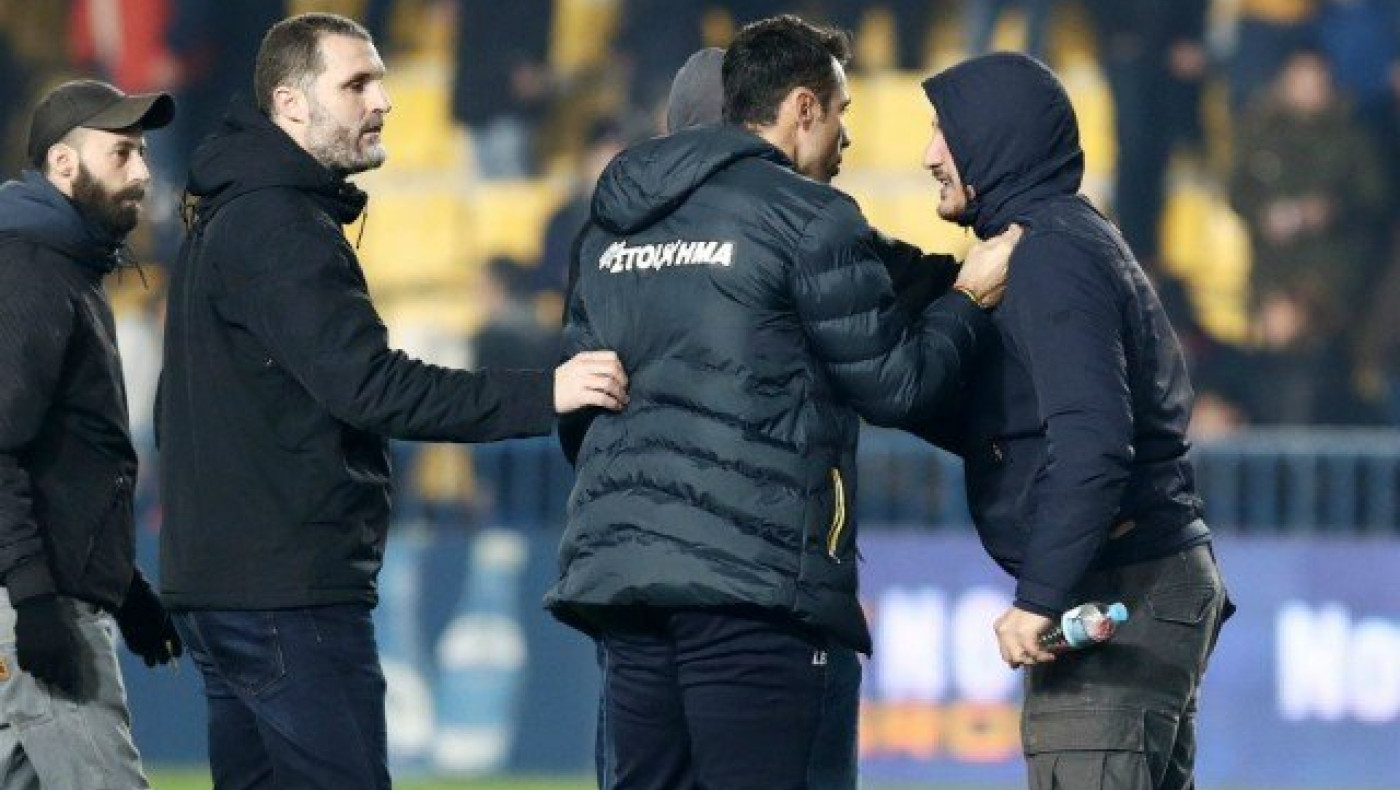 Δεν άντεξαν και... μπήκαν μέσα οι οπαδοί για να ζητήσουν εξηγήσεις!