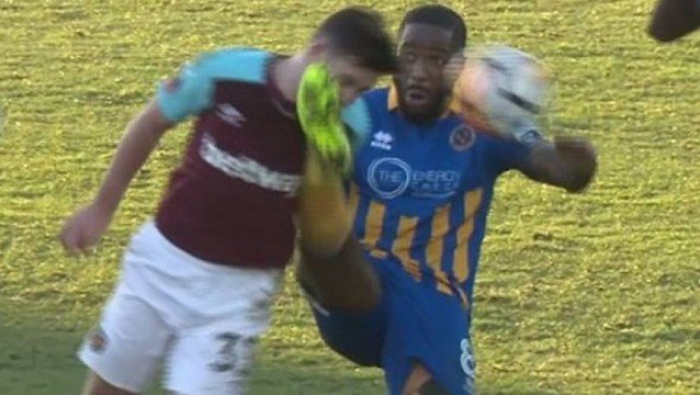 Κίνηση καράτε σε αγώνα ποδοσφαίρου, του έσπασε το δόντι (vid)