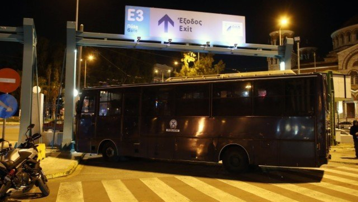 Επεισόδια με οπαδούς της ΑΕΚ στο λιμάνι του Πειραιά! (vid)