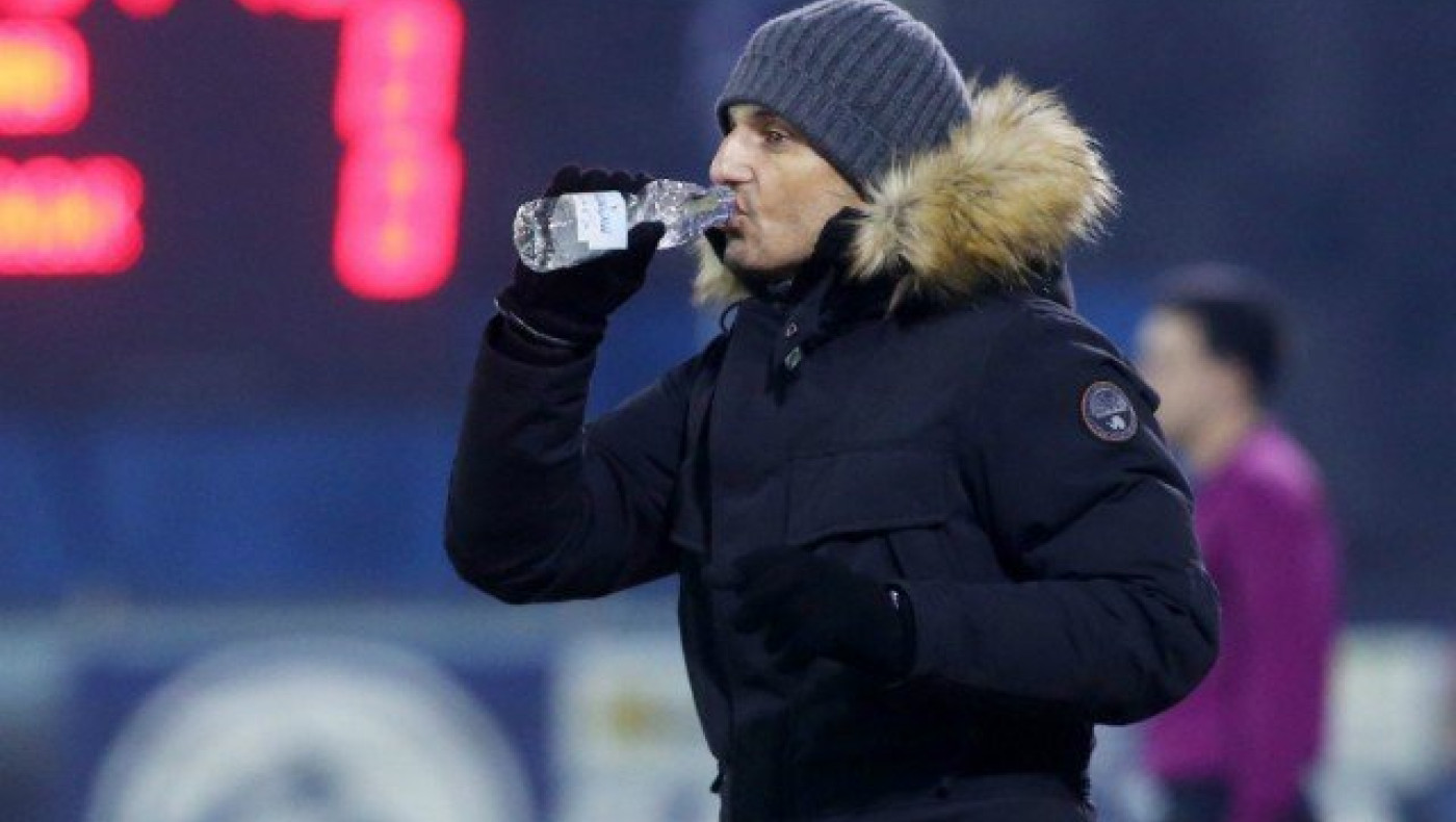 Την... πλήρωσε   ο   Λουτσέσκου   στα  αποδυτήρια! (video)