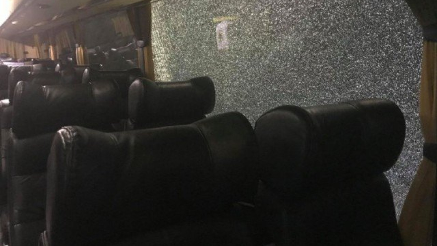 Επίθεση με πέτρες, τούβλα σε φίλους της ΑΕΚ, δυο τραυματίες