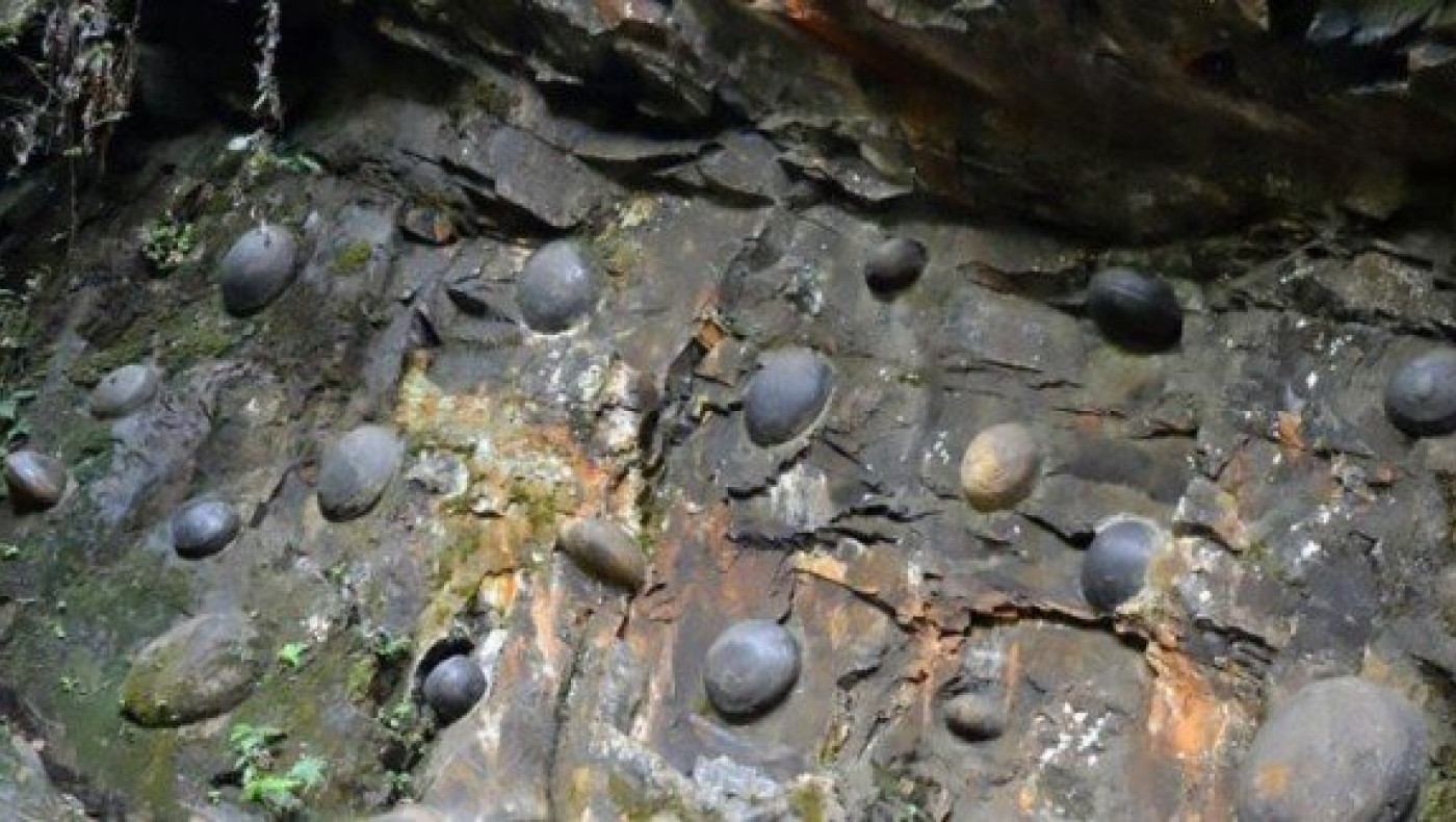 Σπάνιο γεωλογικό φαινόμενο: Ένας βράχος... γεννάει πέτρες! (ΦΩΤΟ)