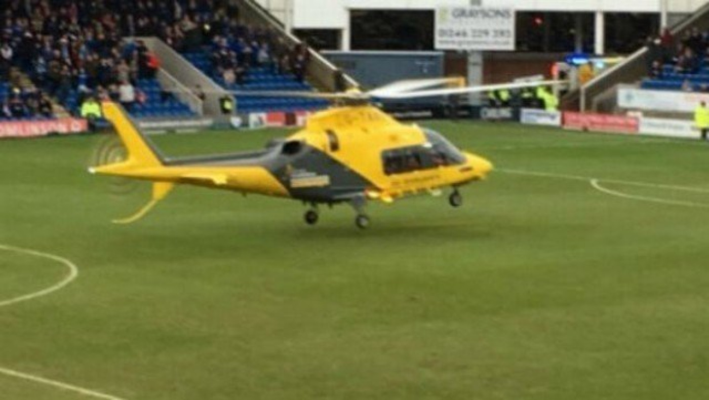 Ελικόπτερο προσγειώθηκε στο κέντρο του γηπέδου για να σωθεί οπαδός