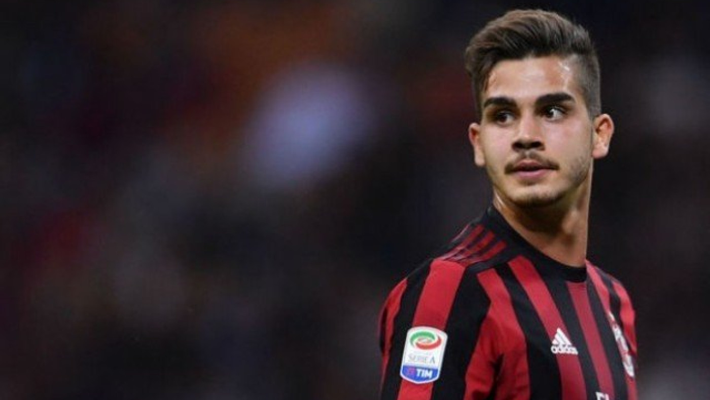 Κοιτάζει τον                        Αντρέ Σίλβα η Σεβίλλη