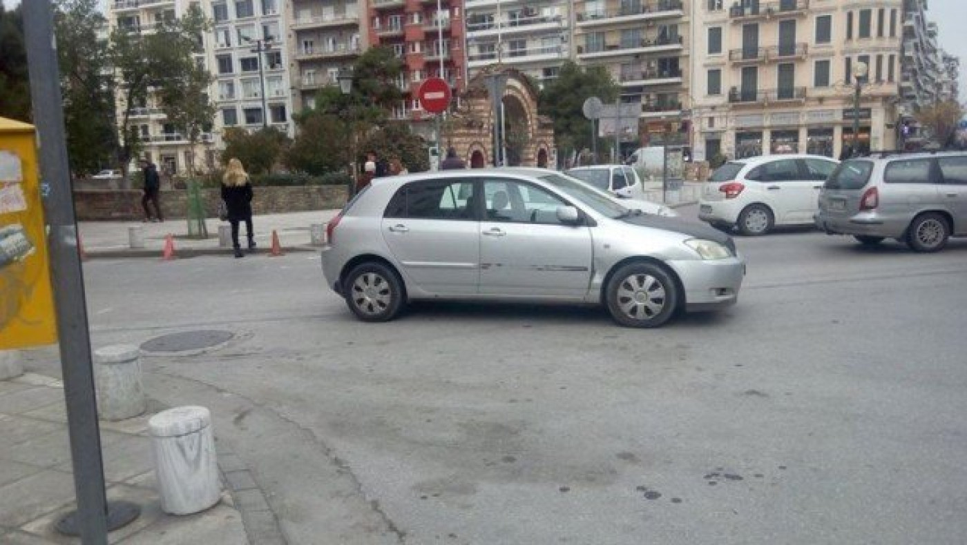 Θεσσαλονίκη: Πάρκαρε στη μέση του δρόμου, αλλά δεν του έκοψαν κλήση!