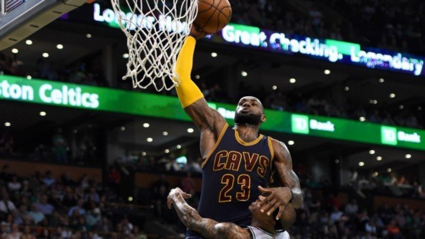 Top 10: ΕΞΩΠΡΑΓΜΑΤΙΚΗ καρφωματάρα από τον Λεμπρόν Τζέιμς (vid)