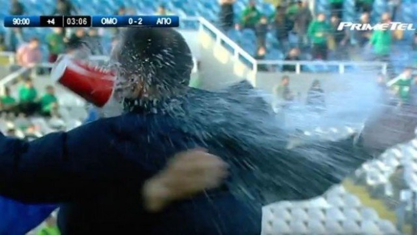 Αντικείμενο «χτύπησε» τον Δώνη, αυτός δεν έπεσε κάτω! (vid)