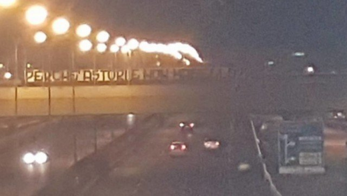 Εμετικό πανό           οπαδών της Μπάρι για Αστόρι!