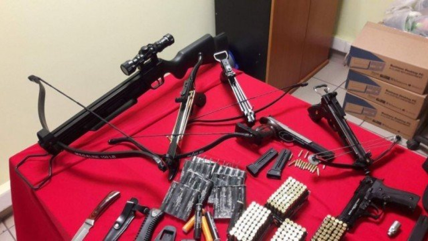 Θεσ/νίκη: Είχαν από φωτοβολίδες μέχρι βαλλιστρίδες & μαχαίρια (ΦΩΤΟ)