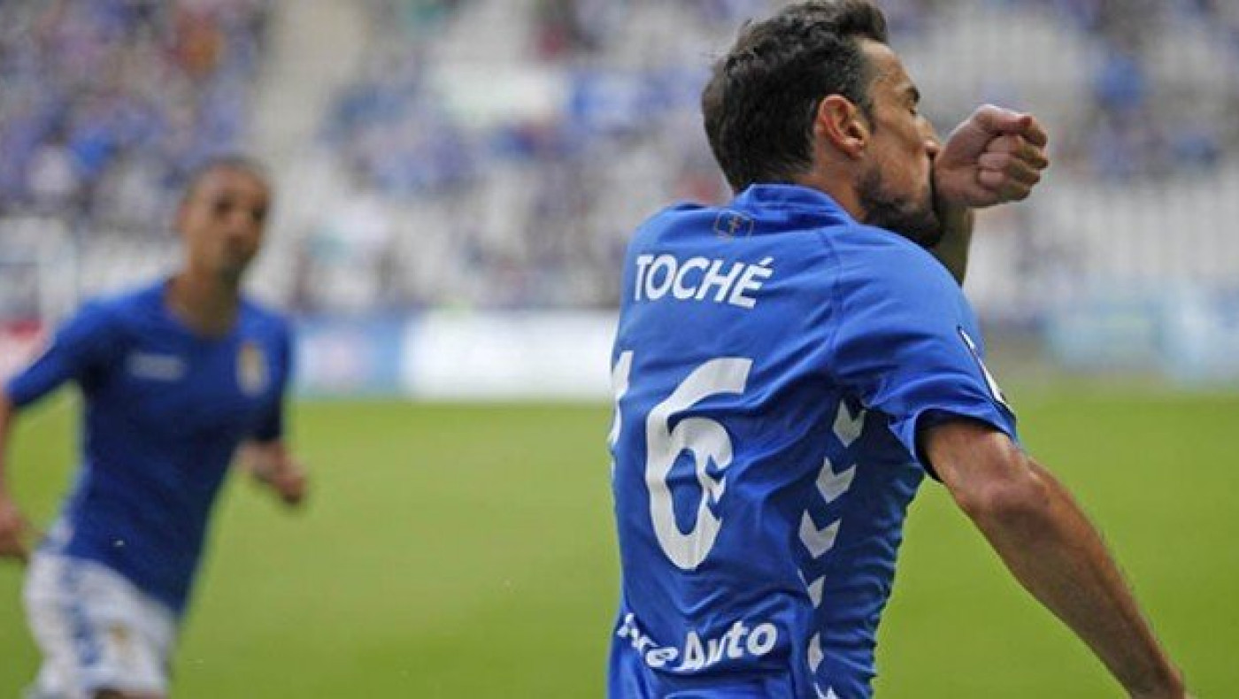 Γυμνή                                                        επιθετικά