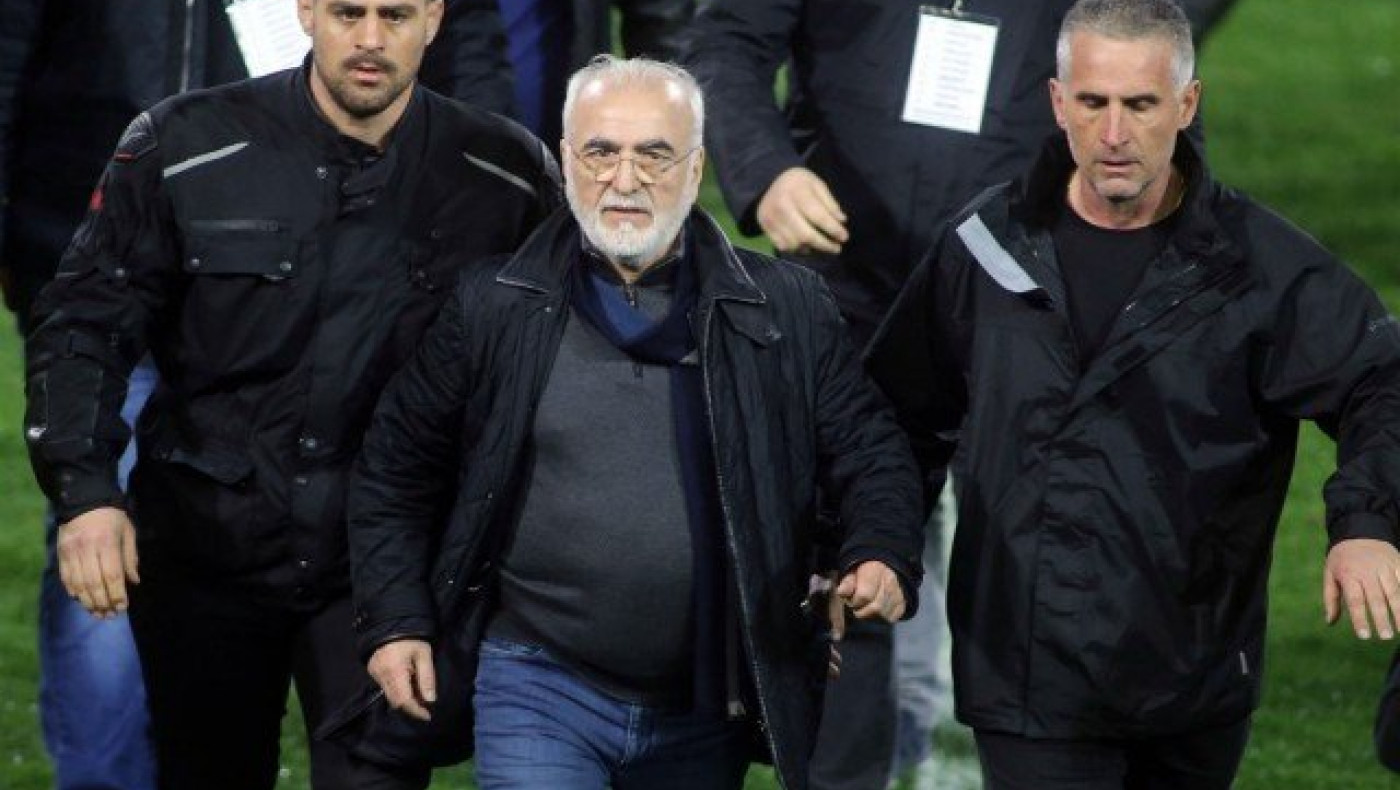 Αν κολλήσεις στην πλοκή,             ρίξε μέσα έναν τύπο με πιστόλι