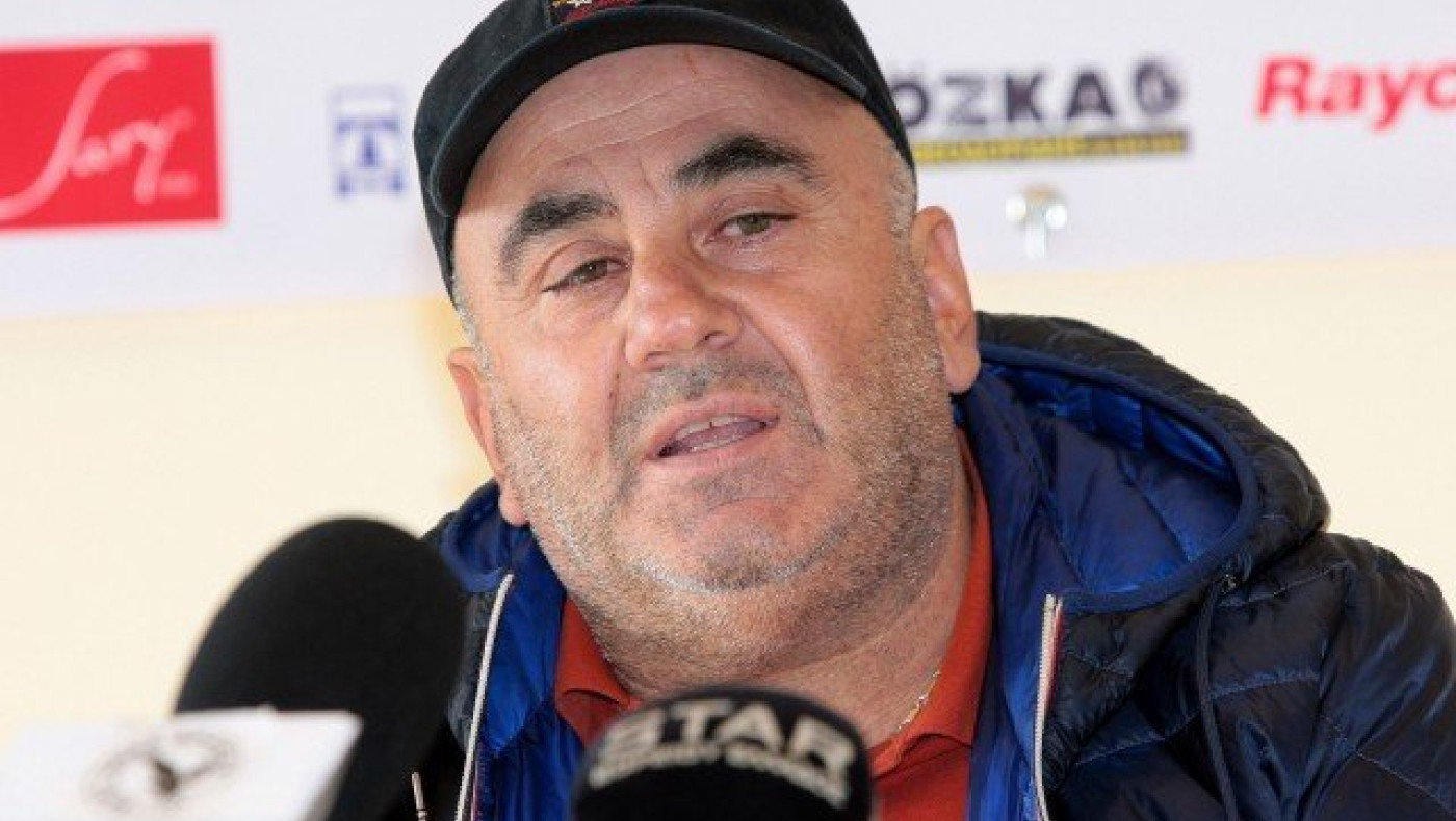 Στην κερκίδα ξανά         ο         Γιάννης        Μπύρος!