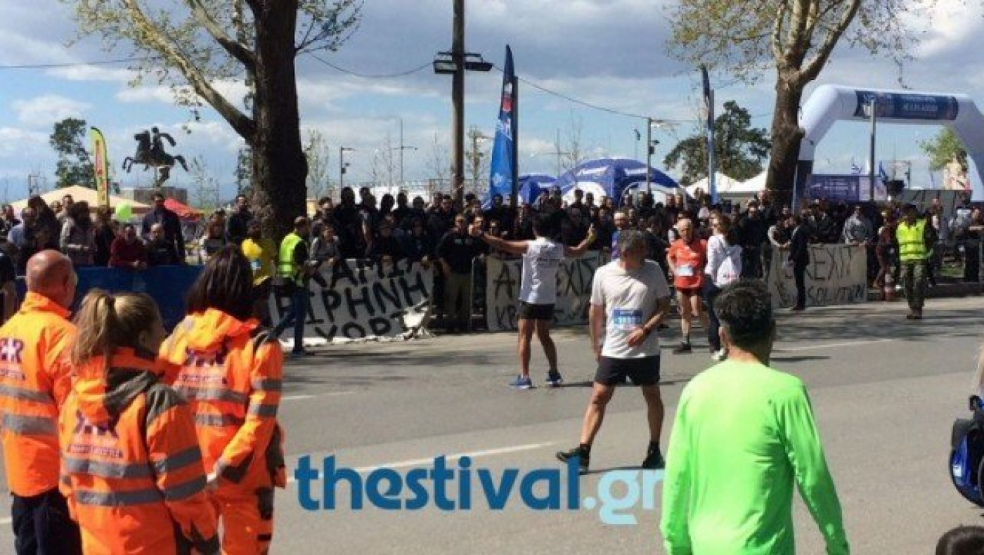 Αυτός είναι ο δρομέας με τα διακριτικά της ΑΕΚ στον Μαραθώνιο