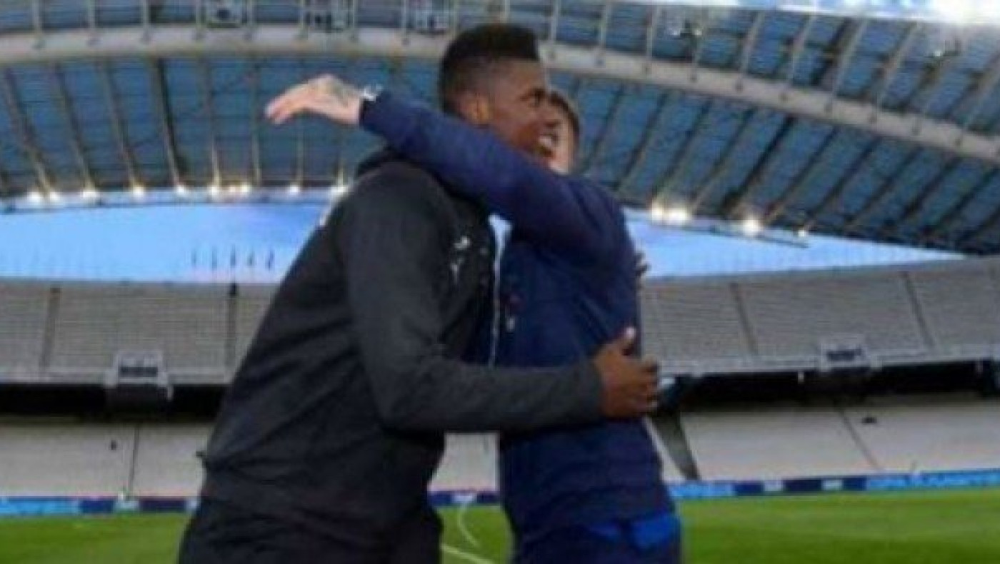 Μια αγκαλιά                   που τα λέει όλα... (pic)