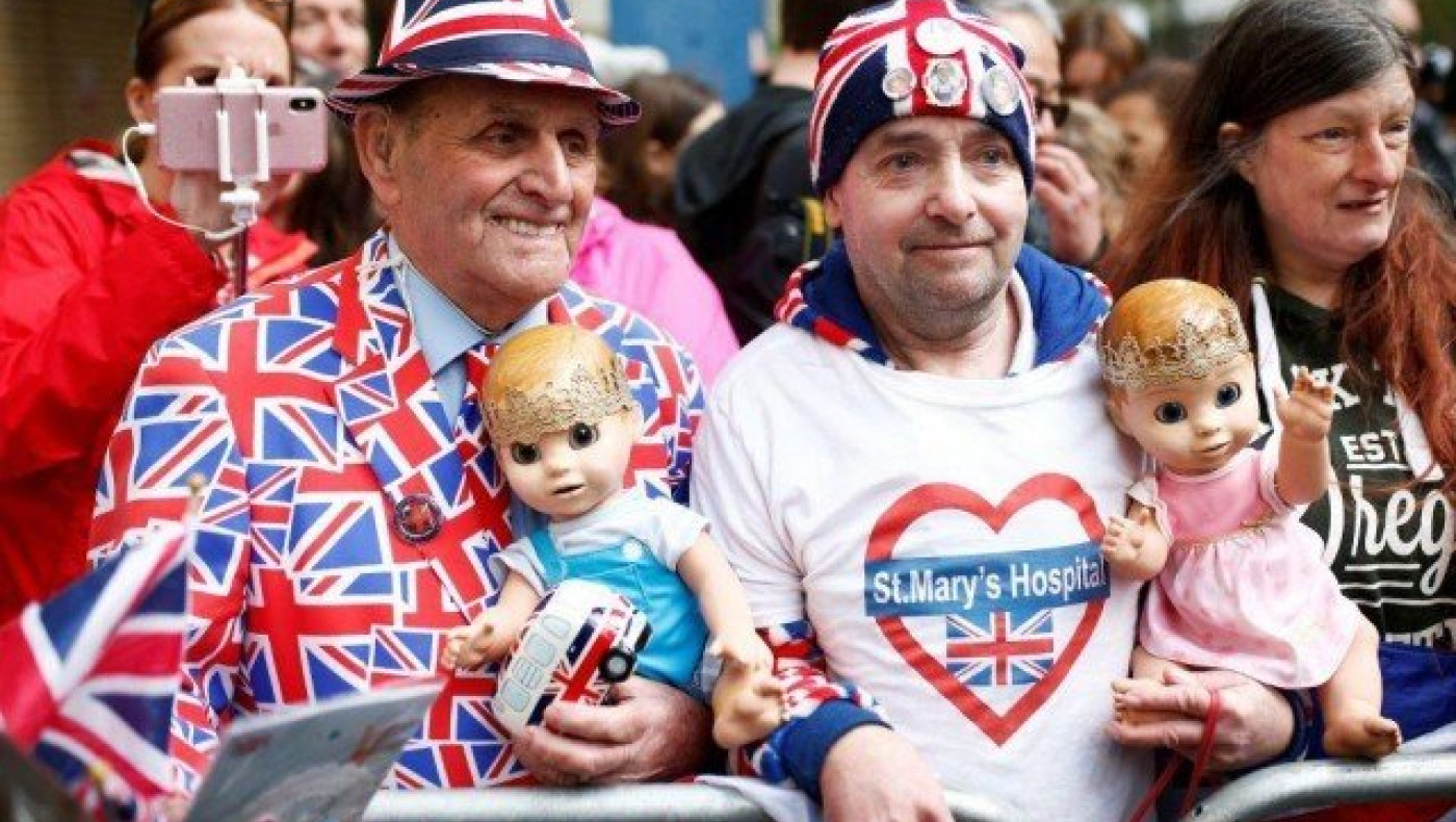 Η Βρετανία γιορτάζει για το νέο μέλος της βασιλικής οικογένειας (ΦΩΤΟ)