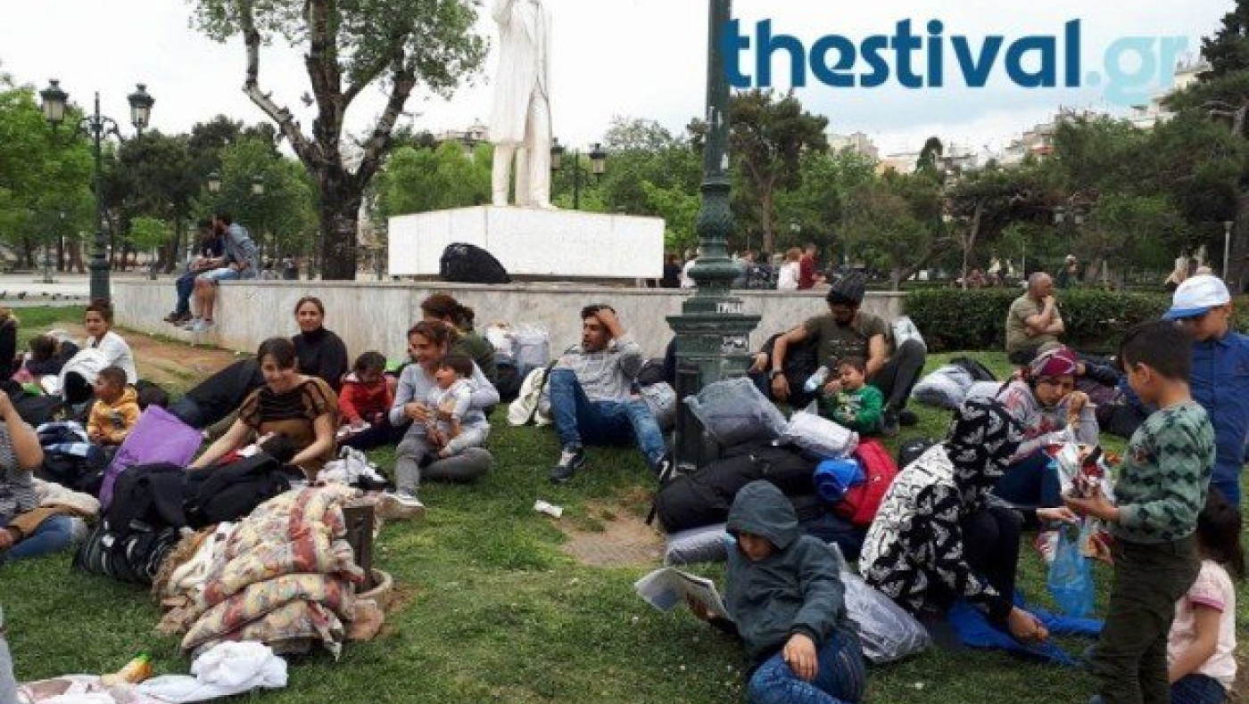 ΤΩΡΑ:     Πρόσφυγες στο κέντρο της Θεσσαλονίκης (ΦΩΤΟ)