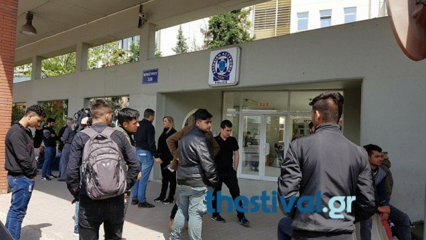 Θεσσαλονίκη: Ουρές από πρόσφυγές και μετανάστες έξω από τη ΓΑΔΘ (ΦΩΤΟ)
