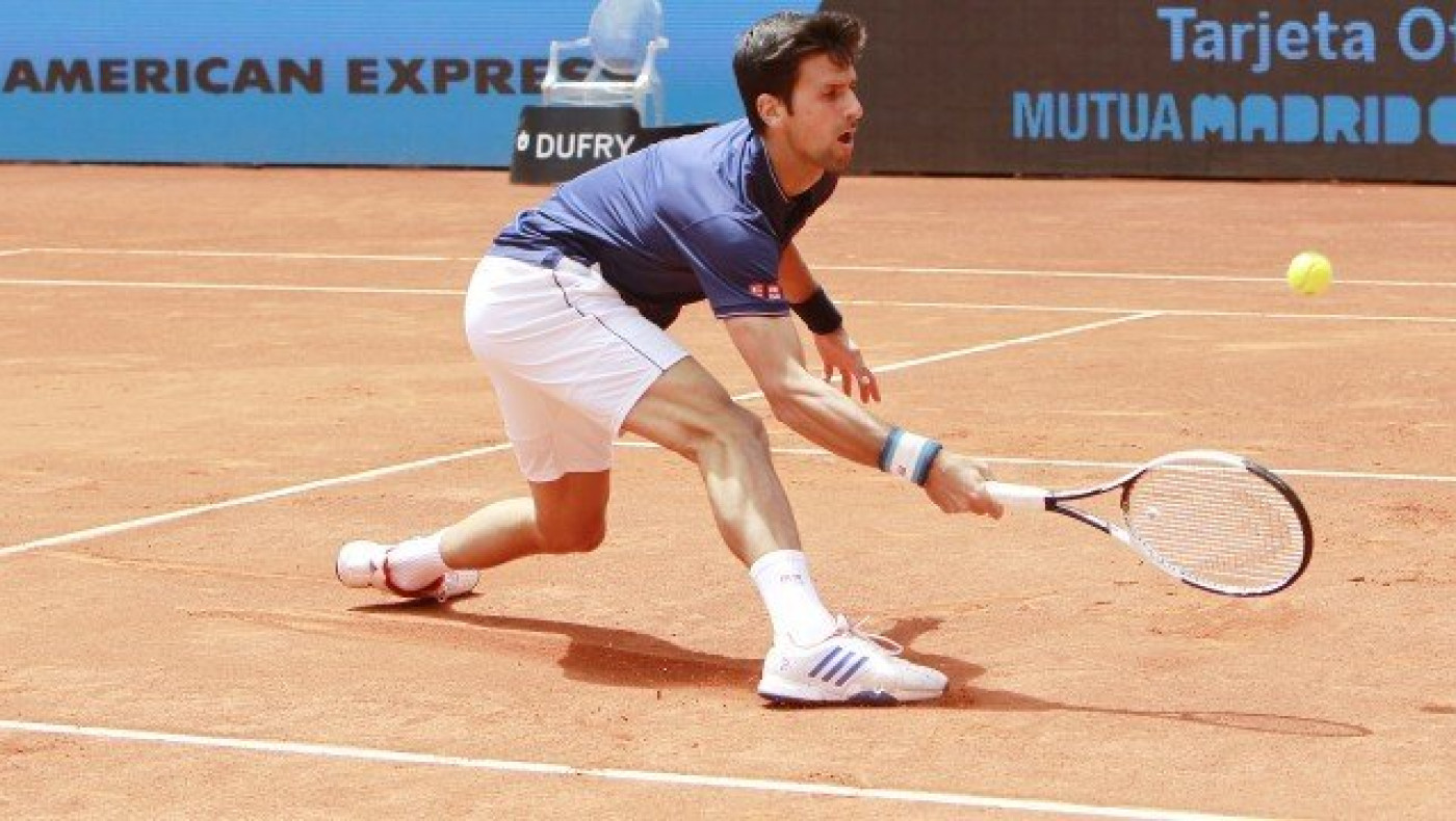 «Με το δεξί»     στο      χώμα         ο   Τζόκοβιτς