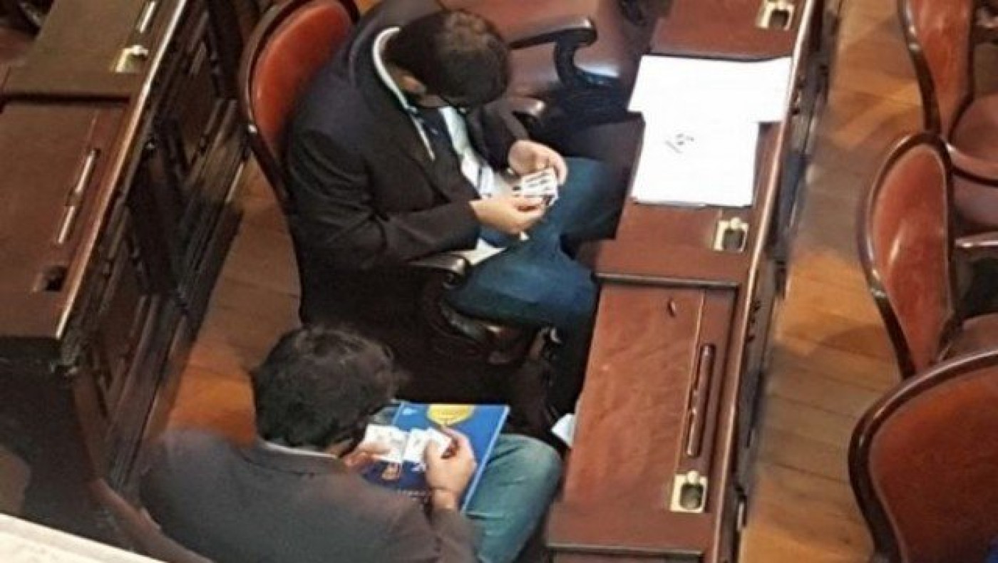 Βραζιλιάνοι βουλευτές ανταλλάσσουν χαρτάκια του Μουντιάλ στη Βουλή