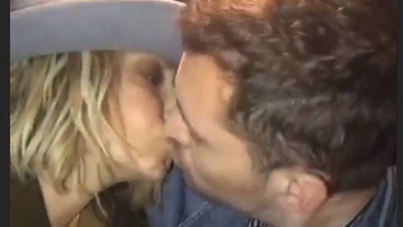 Άννα Βίσση: Καυτό φιλί με νεαρό Έλληνα τραγουδιστή (ΦΩΤΟ)