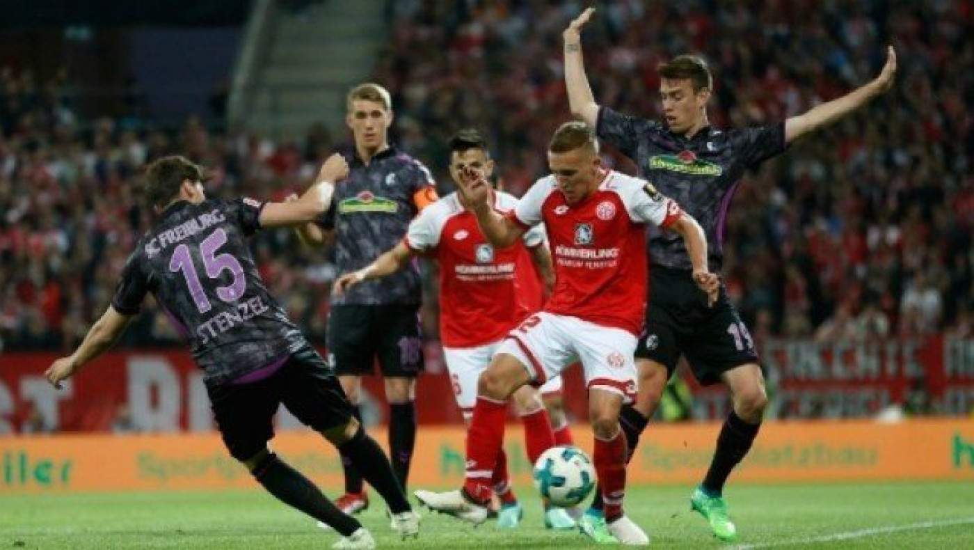 Σφύριξε λήξη ημιχρόνου, είδε πέναλτι στο VAR και τους έβγαλε... έξω!