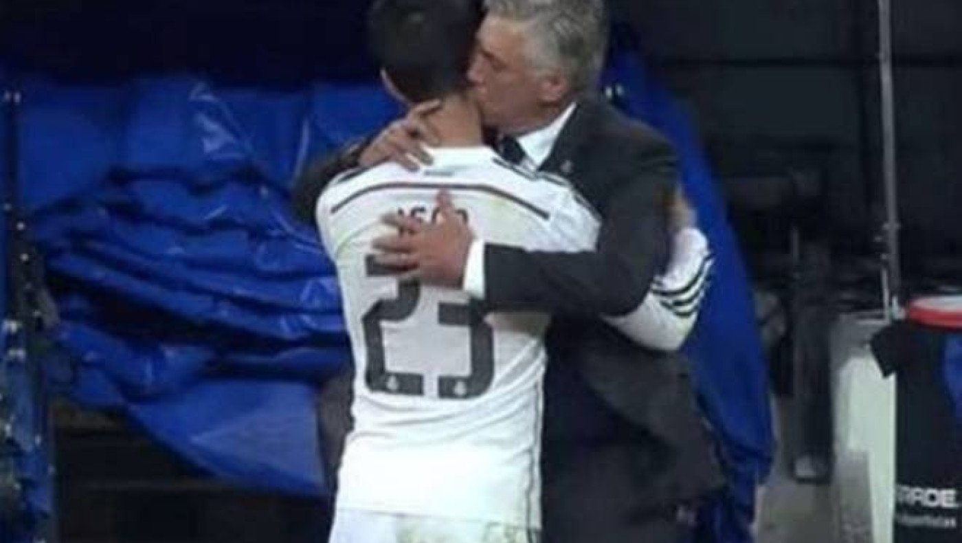 Το... ρουφηχτό φιλί του Αντσελότι στο λαιμό του Ίσκο!
