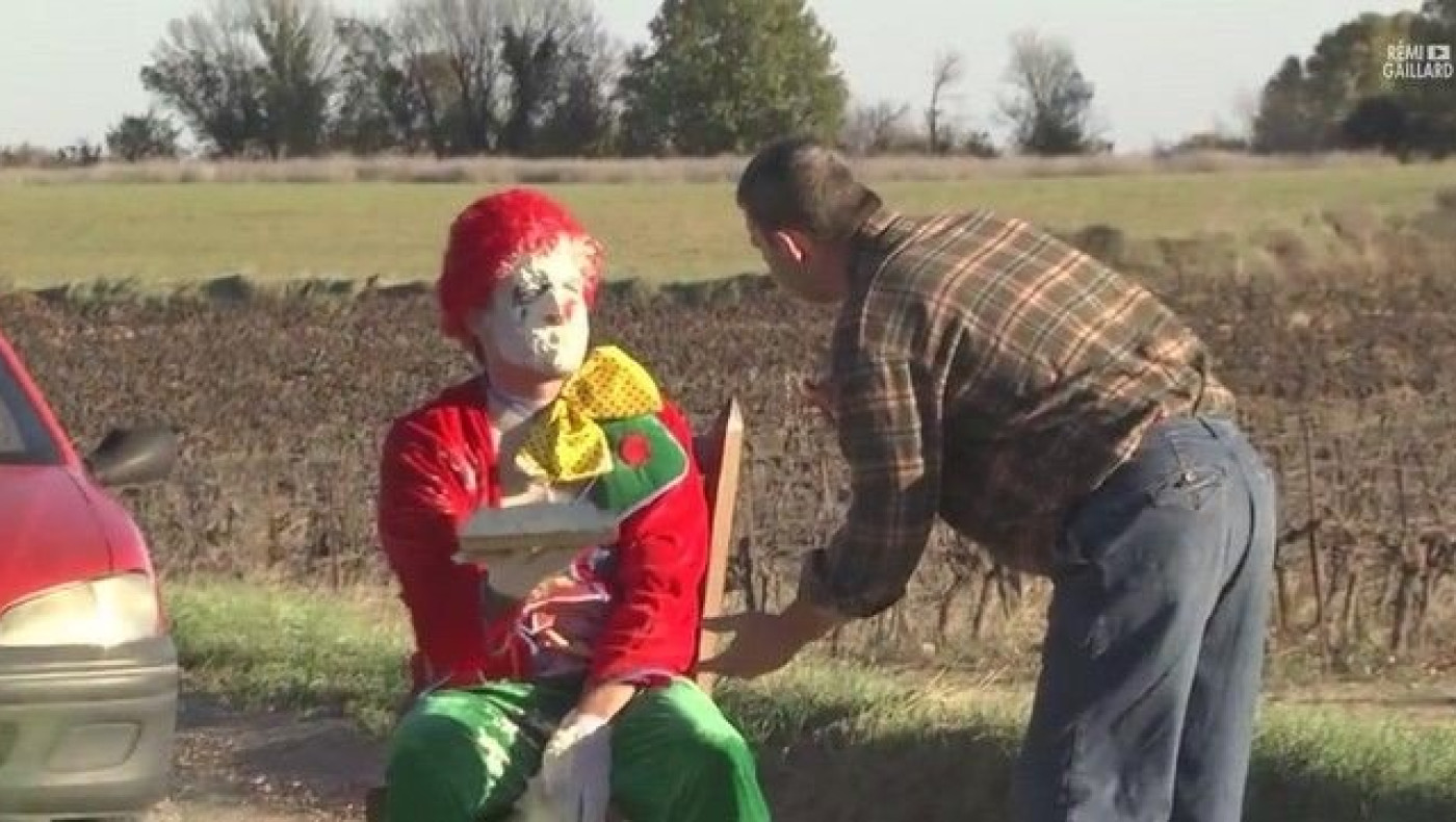 Rémi πιο επικός από ποτέ: Ο καταθλιπτικός κλόουν που πετάει τούρτες (VIDEO)