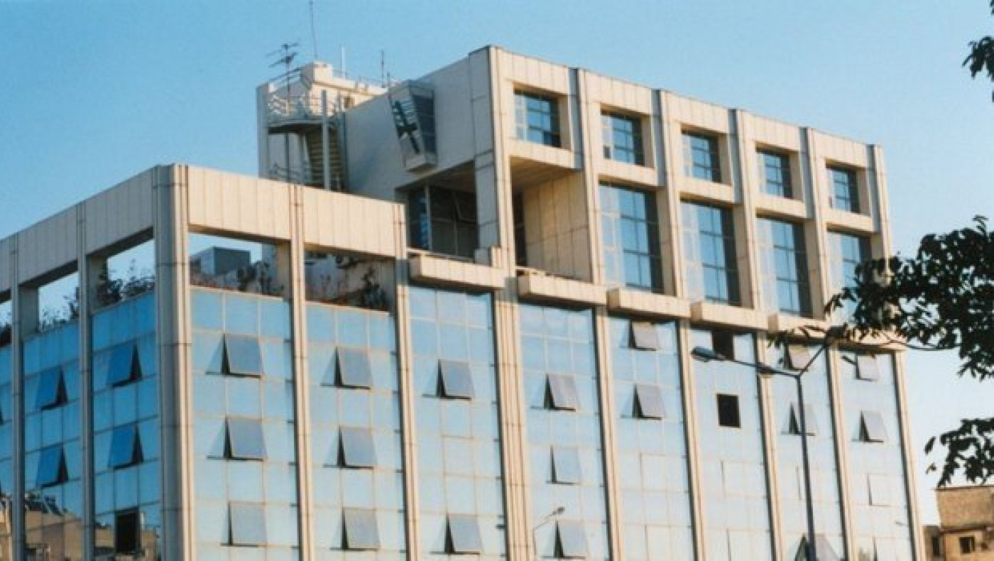 Φέρετρο και... κεριά στην είσοδο του ΣΚΑΪ