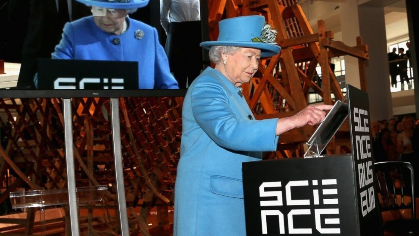 Και η Βασίλισσα Ελισάβετ στο twitter!