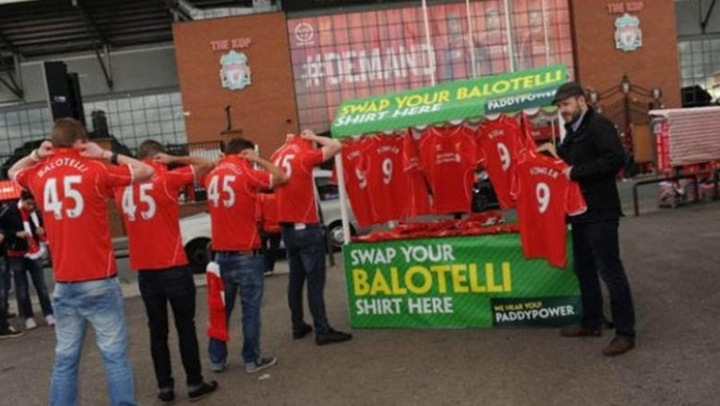 Οπαδοί της Λίβερπουλ αντάλλαξαν φανέλες του Μπαλοτέλι ως ένδειξη διαμαρτυρίας
