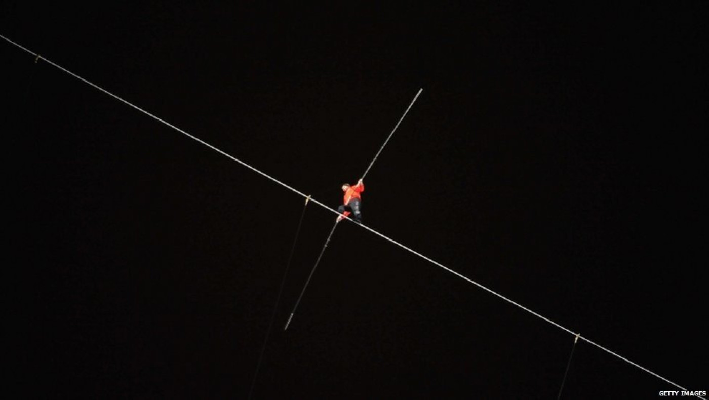 Περπάτησε ανάμεσα σε δυο ουρανοξύστες χωρίς κανένα μέτρο ασφαλείας! (pics+video)