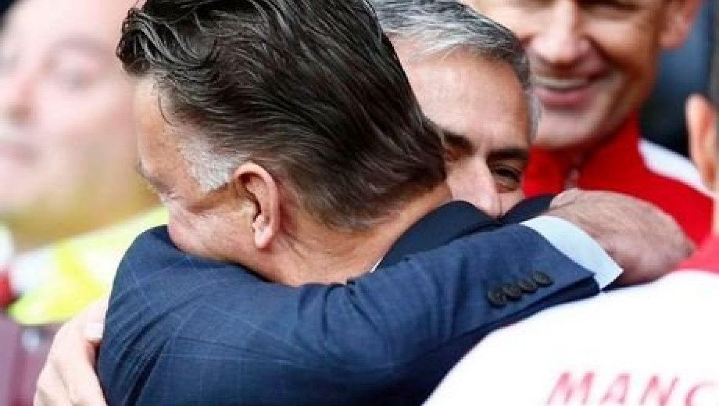 Η αγκαλιά του Μουρίνιο με τον Φαν Χάαλ (pics)