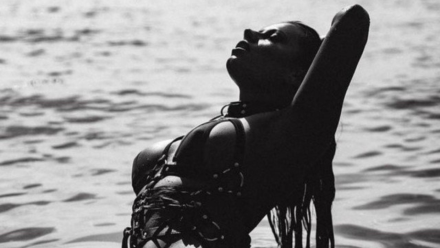 Η μελαχρινή                     που σαρώνει στα Social Media (Pics)