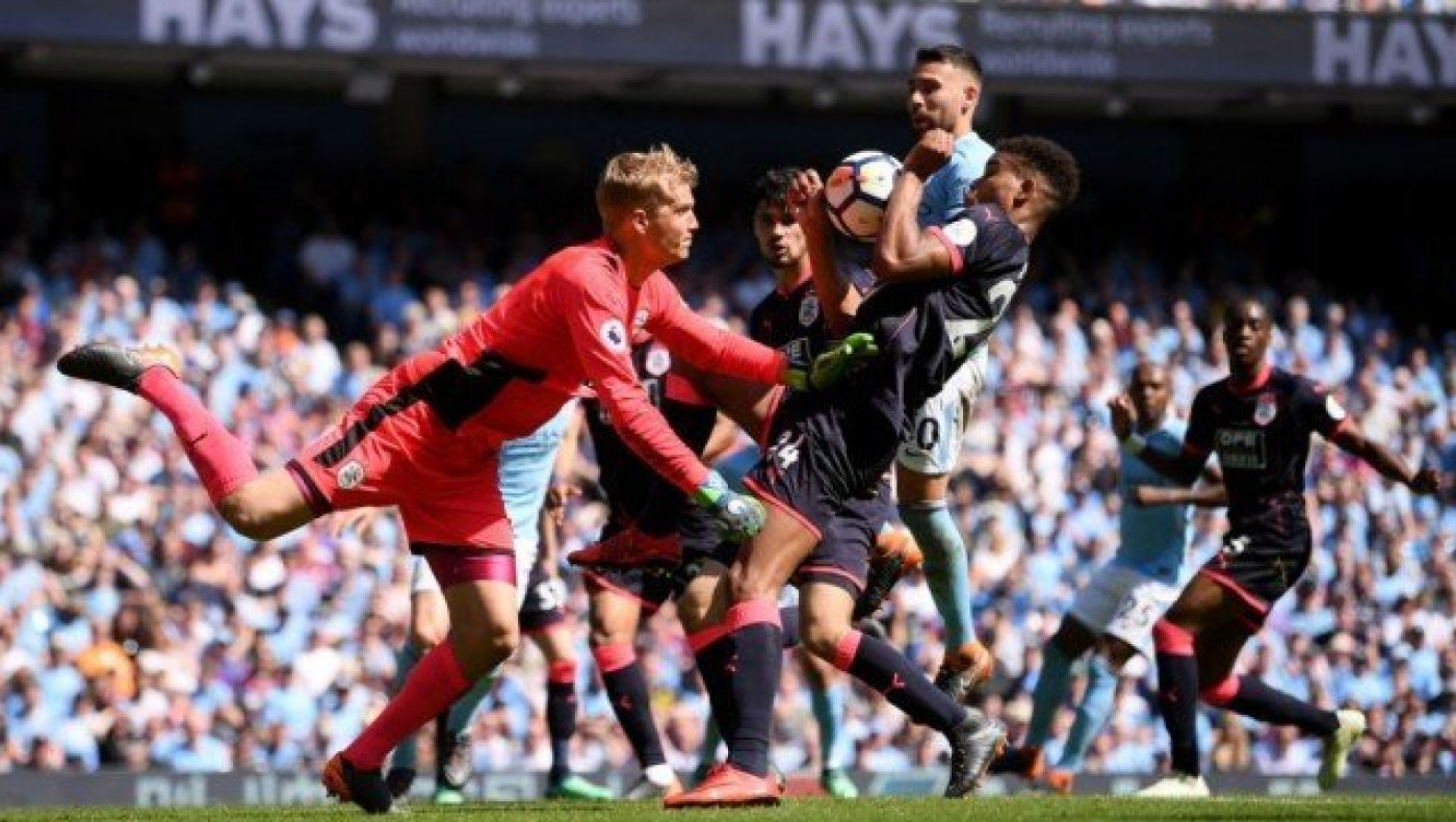 Όρθια στο «Έτιχαντ» η                  Χάντερσφιλντ