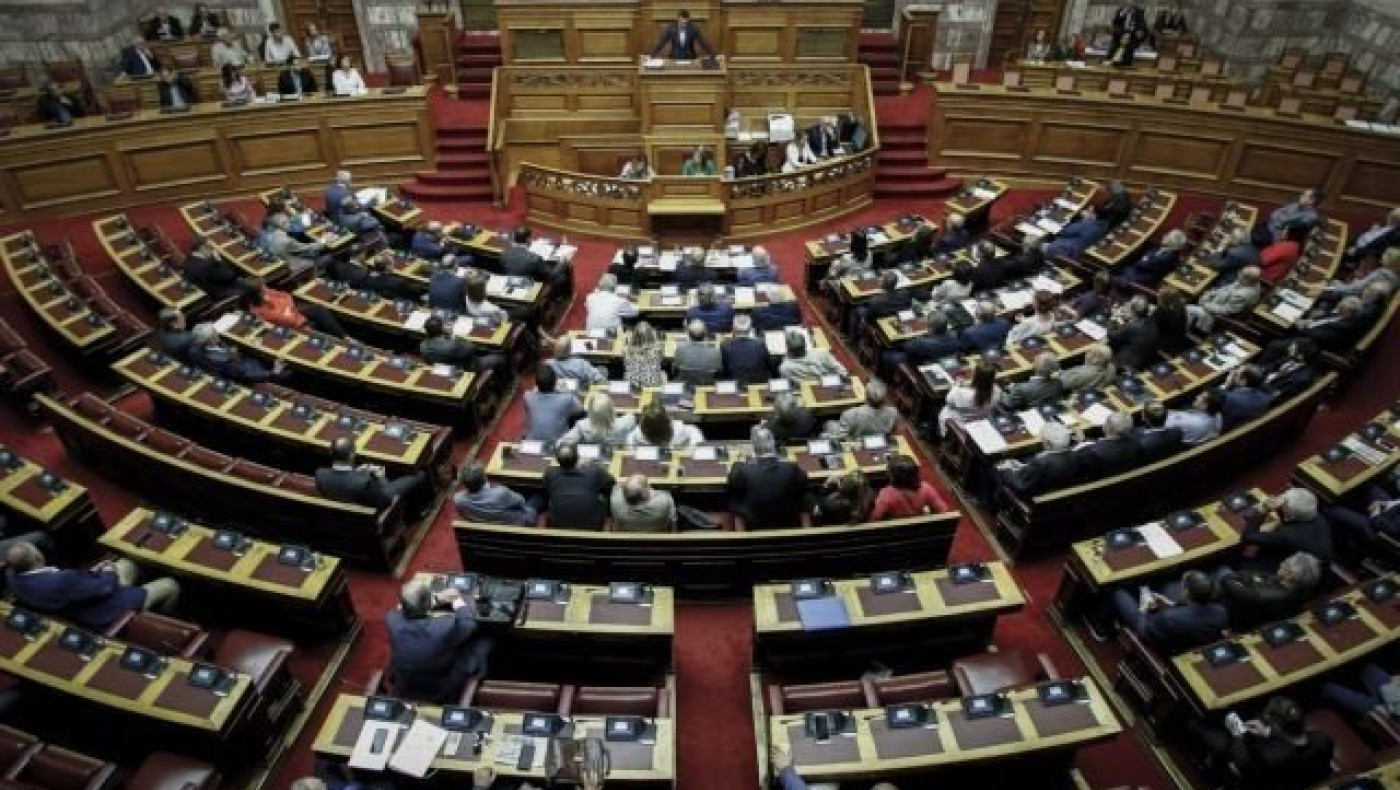 Εγκρίθηκε το επίμαχο άρθρο για την αναδοχή σε ομόφυλα ζευγάρια