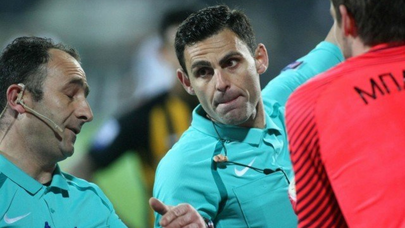 Ο Κομίνης πήρε το μήνυμα:  Ποτέ ξανά με σφυρίχτρα!