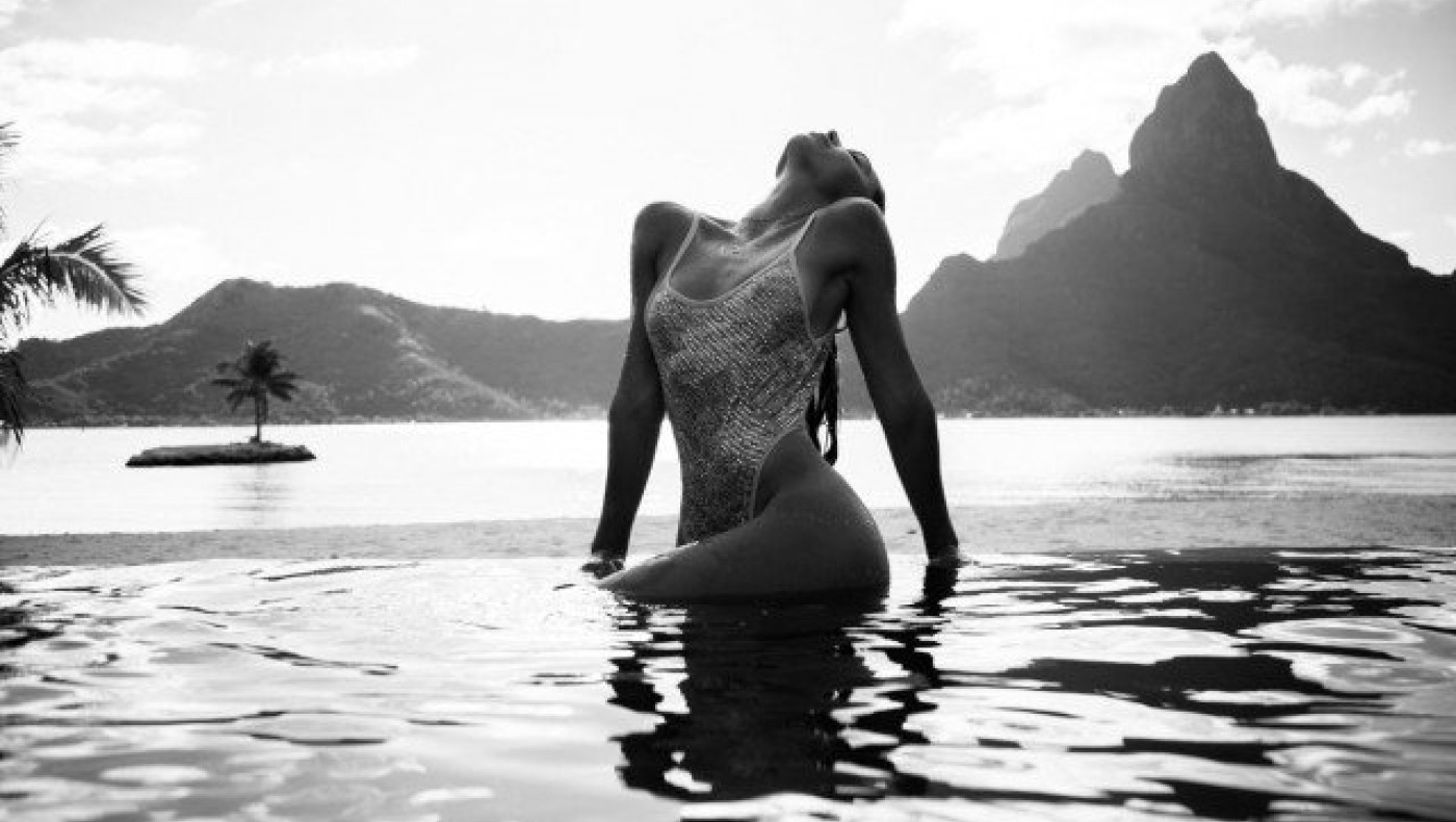 Καυτή ύπαρξη έμεινε MONO με το... βιβλίο της! (pics)