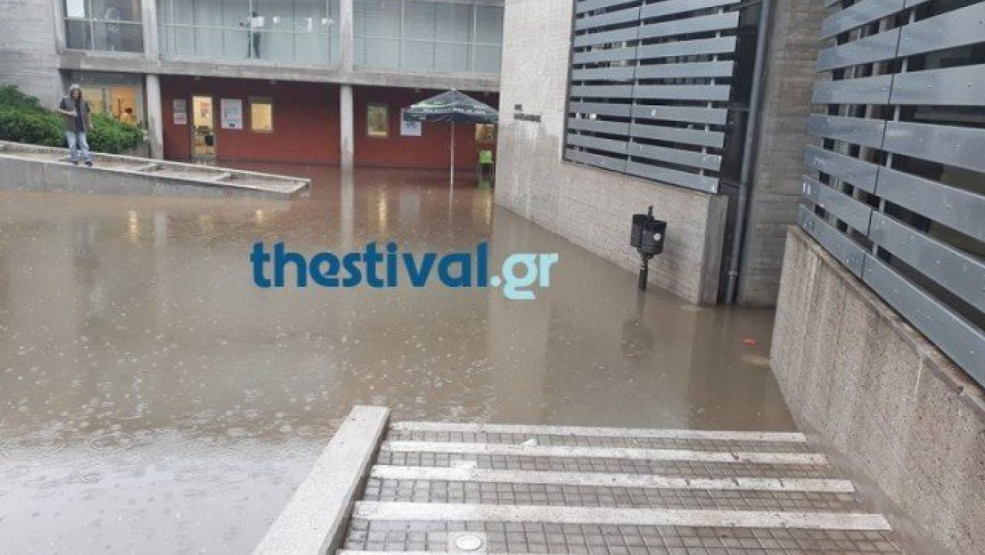 «Πισίνα» ο αύλειος χώρος του δημαρχείου Θεσσαλονίκης (ΦΩΤΟ & ΒΙΝΤΕΟ)