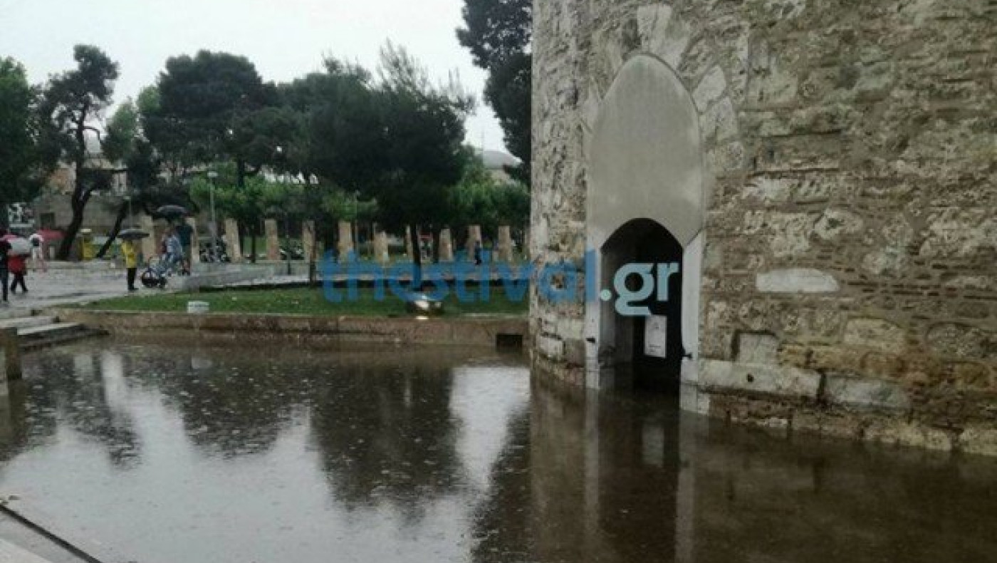 Πλημμύρισε ο Λευκός Πύργος - Εγκλωβίστηκαν παιδιά στο εσωτερικό του